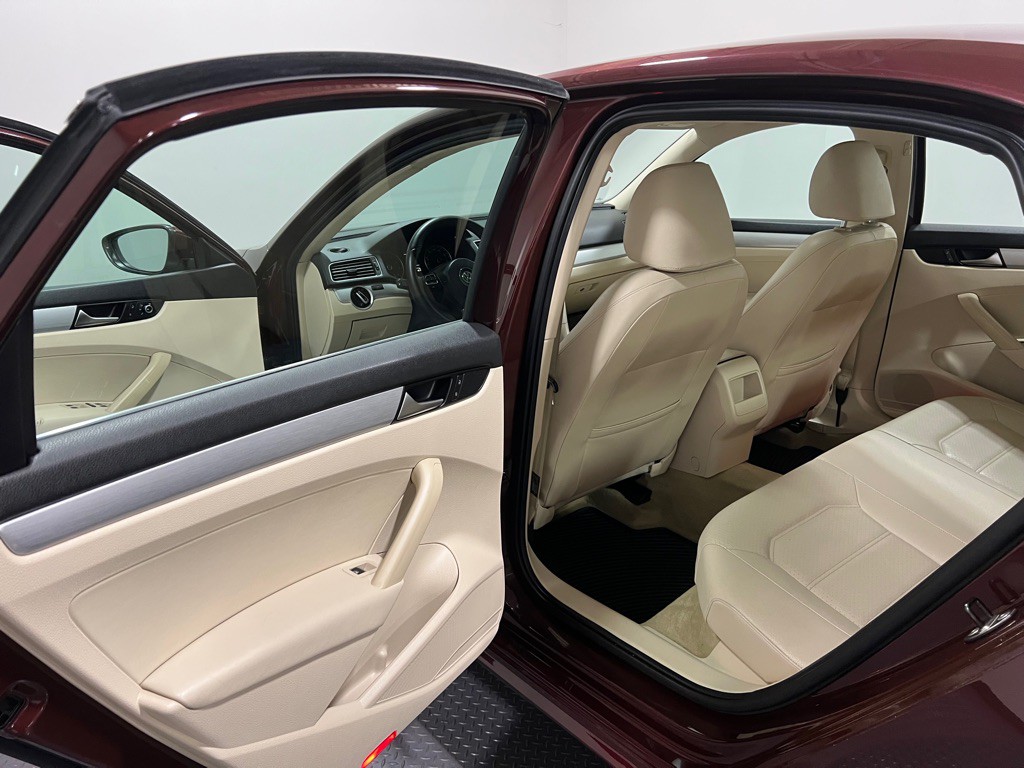 2012 Volkswagen Passat Image 10