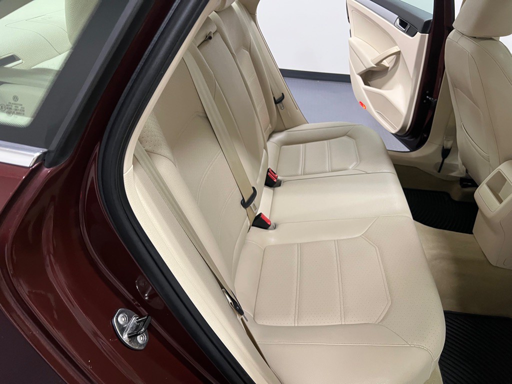 2012 Volkswagen Passat Image 16