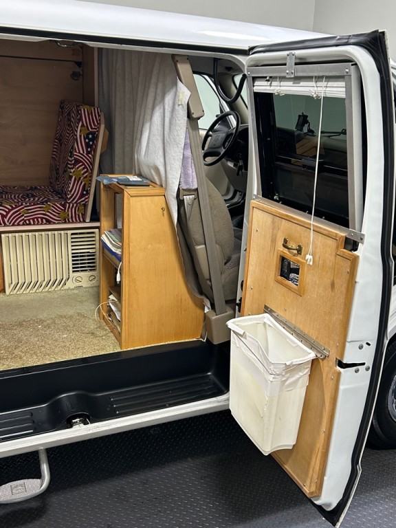 2001 Dodge Ram Van Image 12