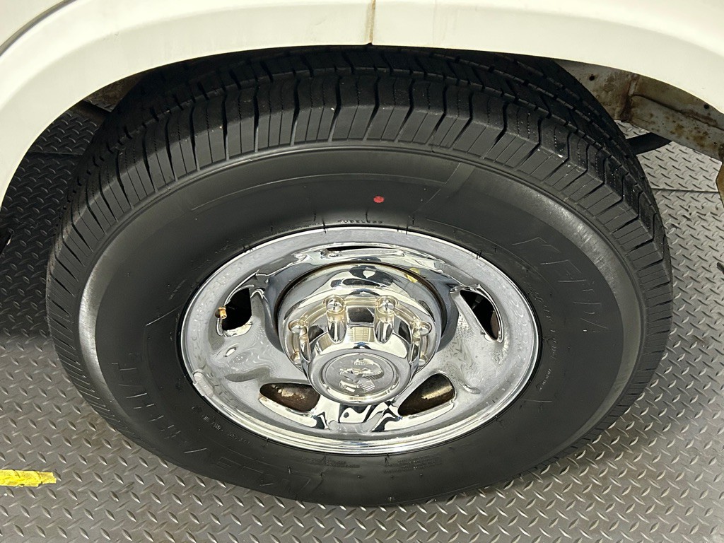 2001 Dodge Ram Van Image 25