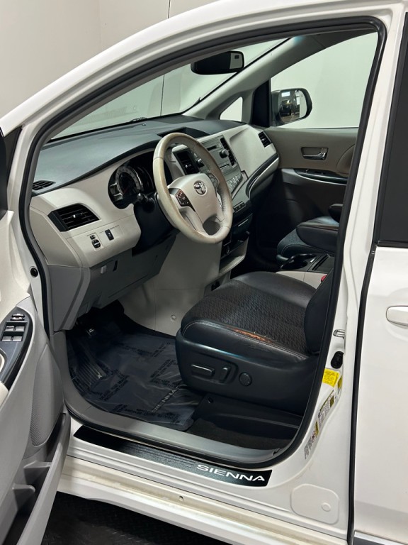 2012 Toyota Sienna Image 8