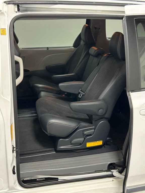 2012 Toyota Sienna Image 9