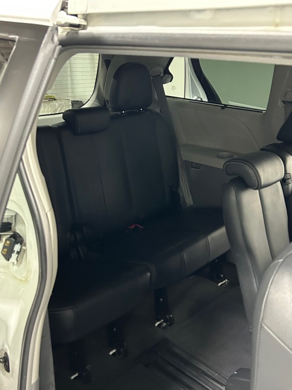 2012 Toyota Sienna Image 10