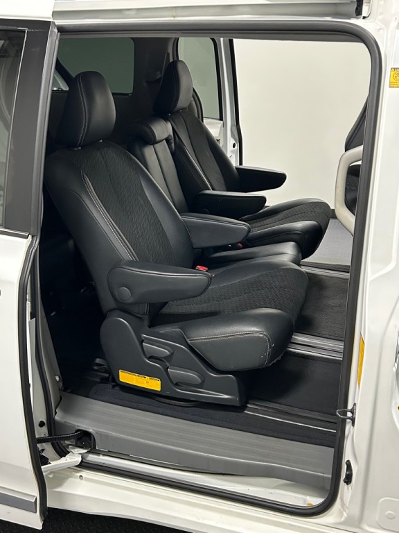 2012 Toyota Sienna Image 11