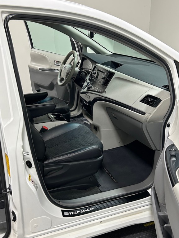 2012 Toyota Sienna Image 12