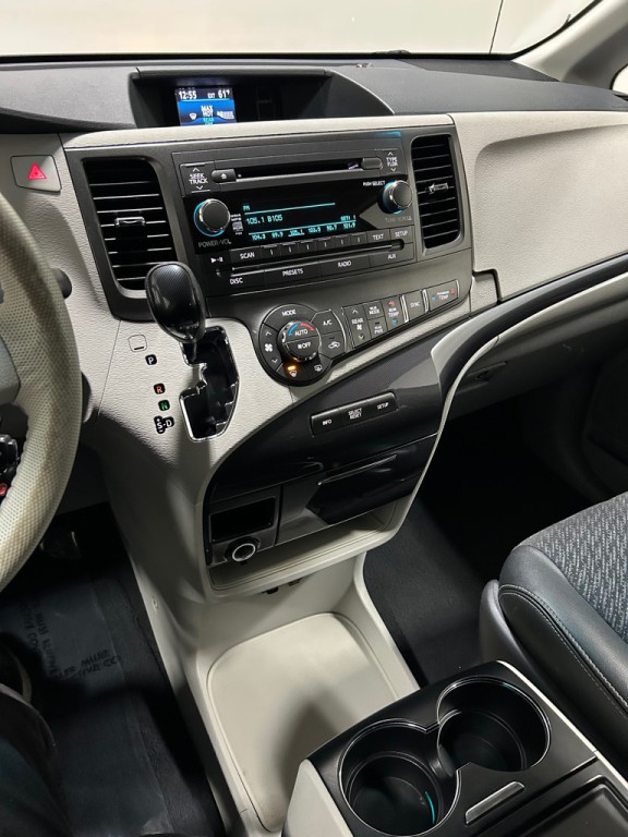 2012 Toyota Sienna Image 14