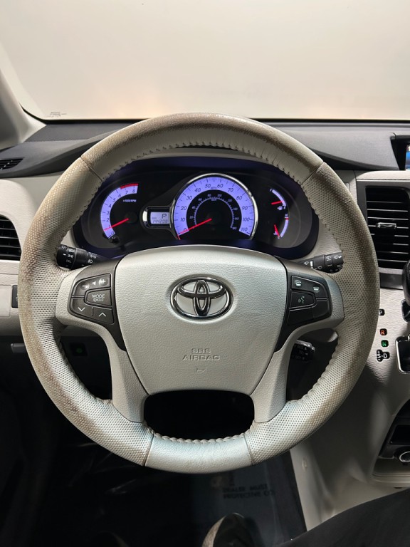 2012 Toyota Sienna Image 16