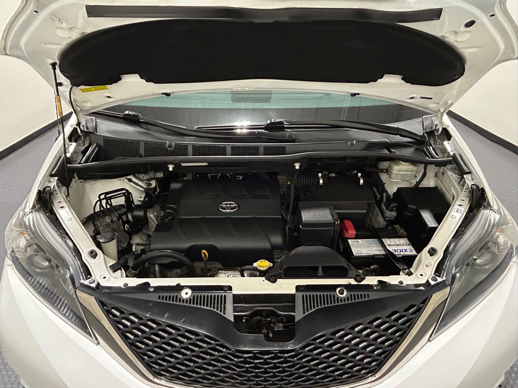 2012 Toyota Sienna Image 17