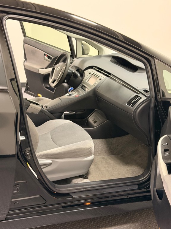2012 Toyota Prius Image 11