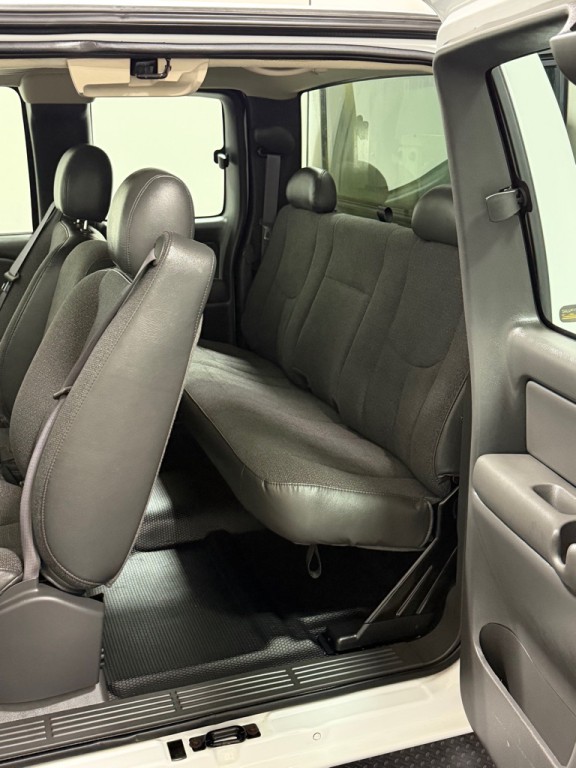 2004 Chevrolet Silverado 1500 Image 9