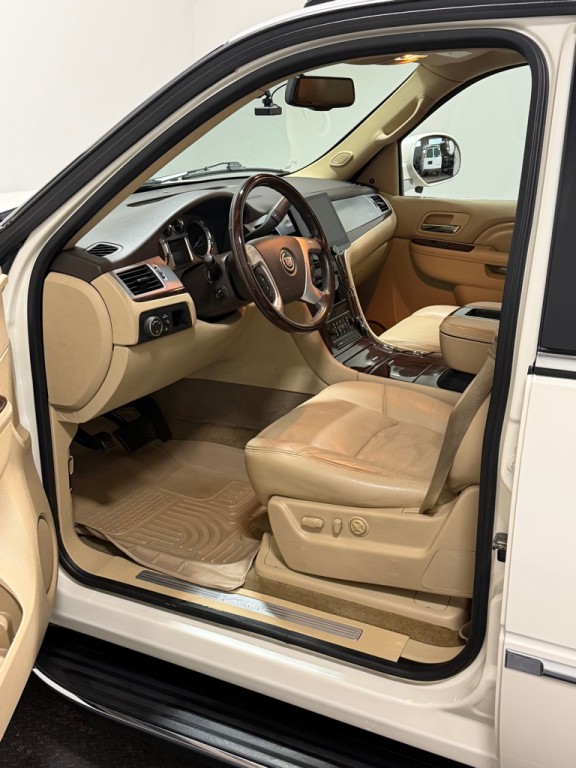 2013 Cadillac Escalade Image 8
