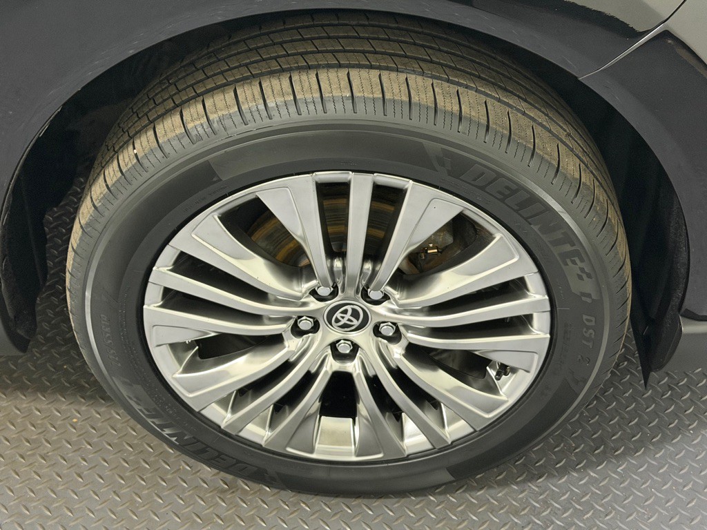 2021 Toyota Venza Image 17