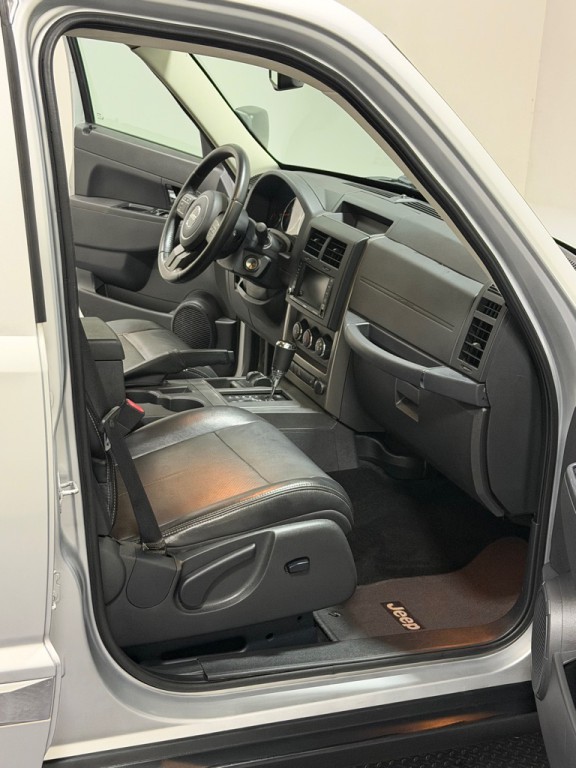 2012 Jeep Liberty Image 11