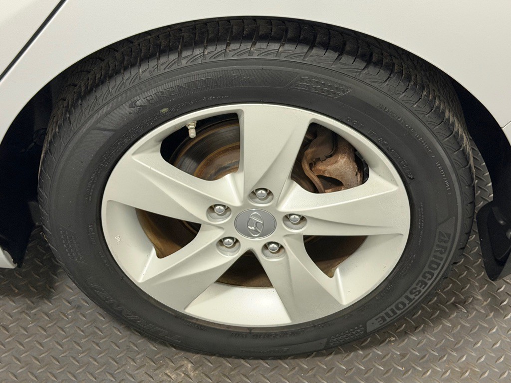 2013 Hyundai Elantra Image 17