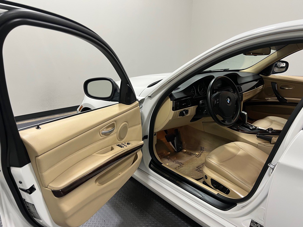 2011 BMW 3 Series Image 8