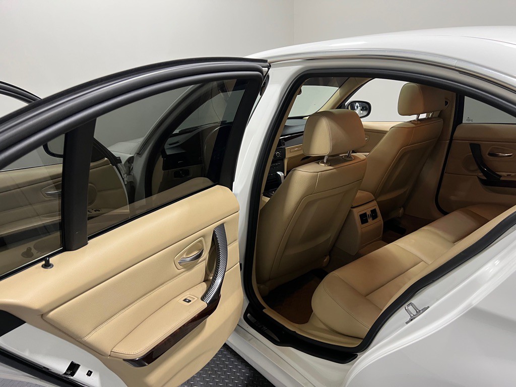 2011 BMW 3 Series Image 9