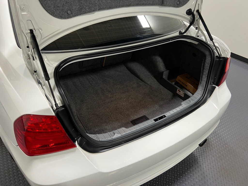 2011 BMW 3 Series Image 10