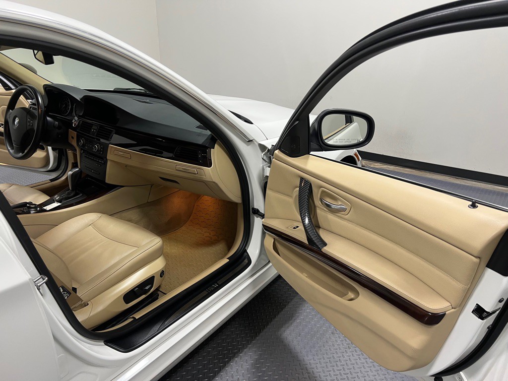 2011 BMW 3 Series Image 11