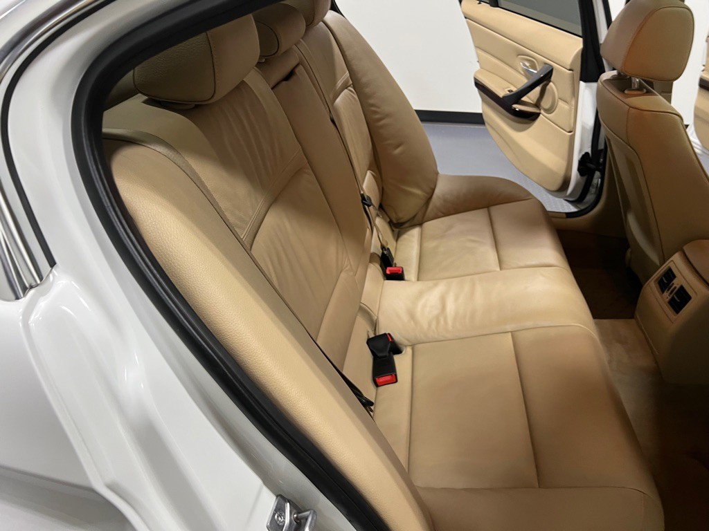 2011 BMW 3 Series Image 15