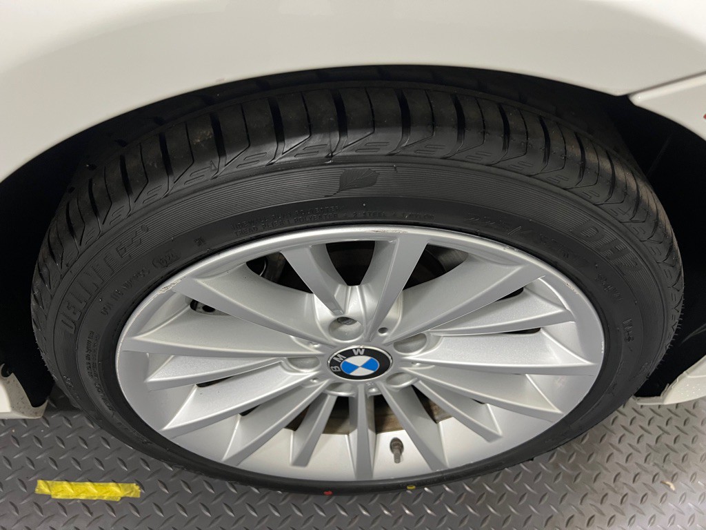 2011 BMW 3 Series Image 17