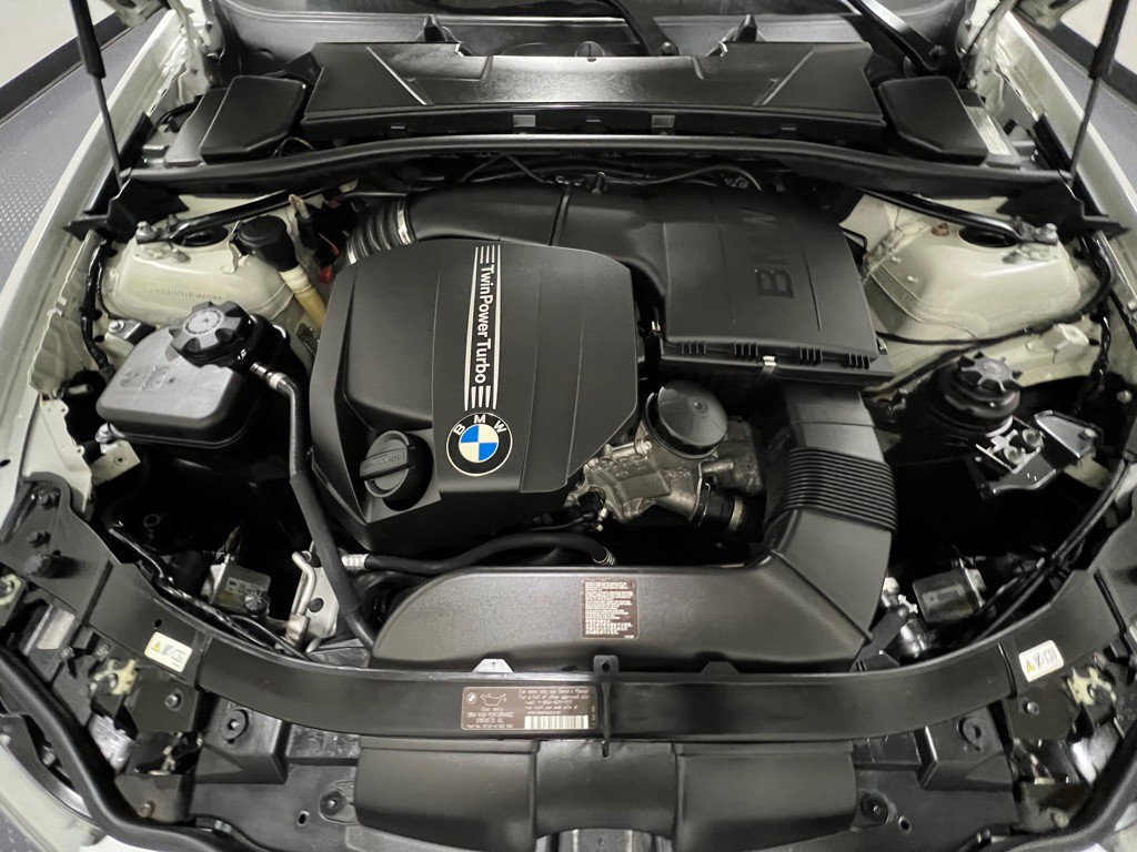 2011 BMW 3 Series Image 21