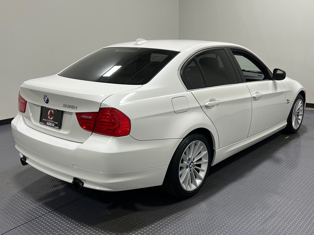 2011 BMW 3 Series Image 24