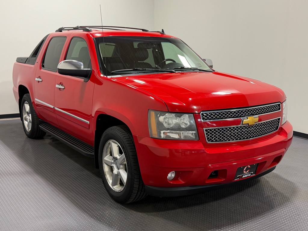 2011 Chevrolet Avalanche Image 3