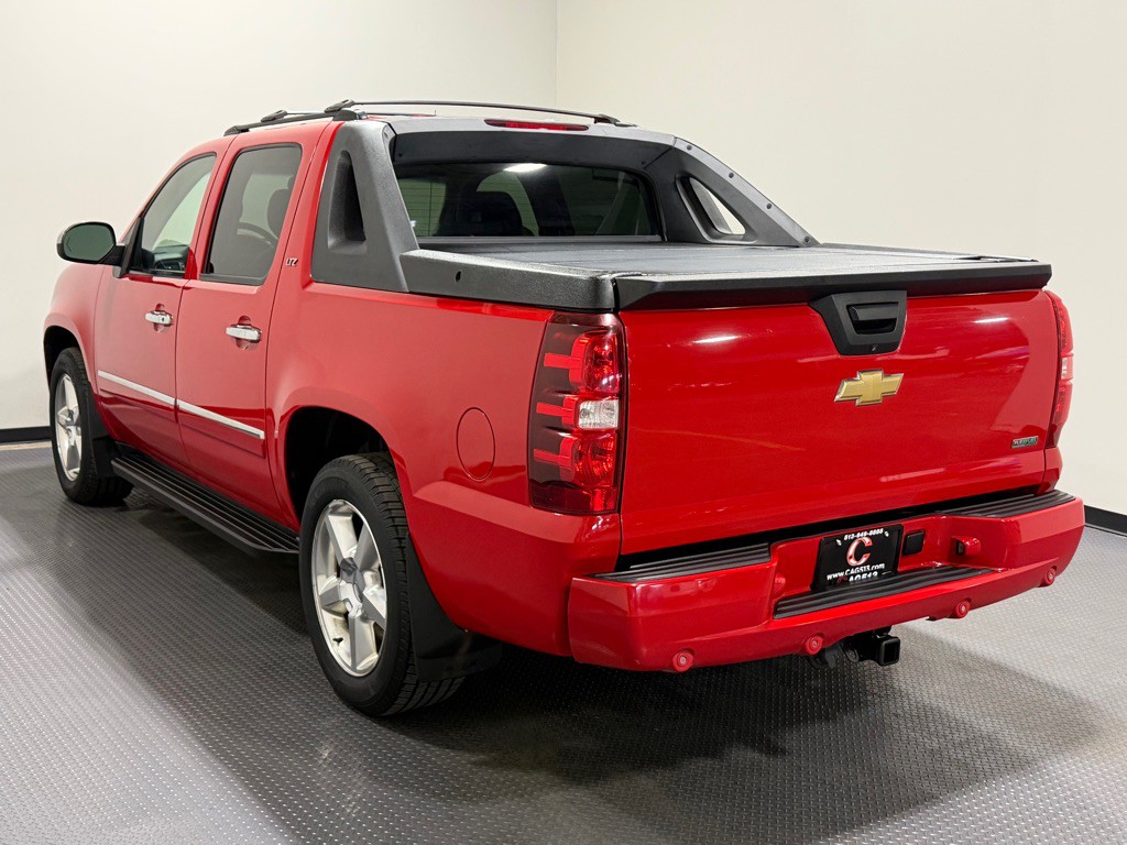 2011 Chevrolet Avalanche Image 6