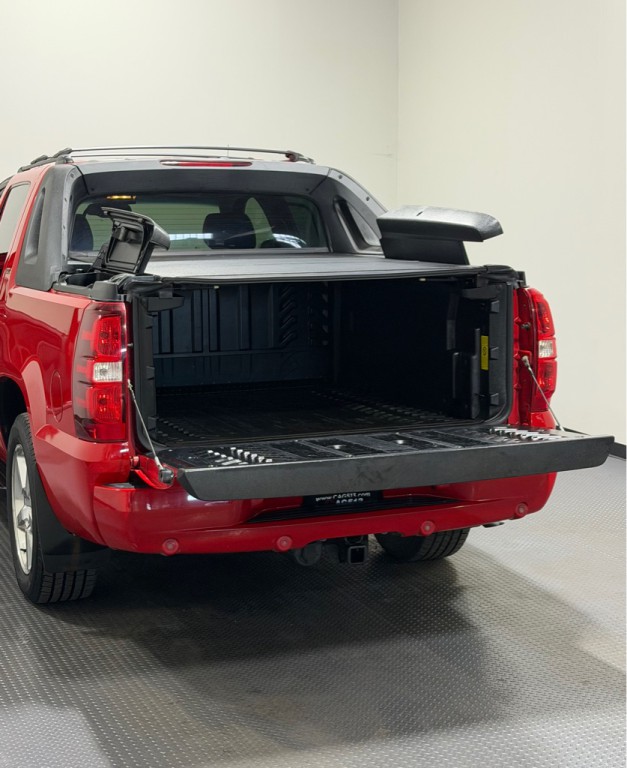 2011 Chevrolet Avalanche Image 11