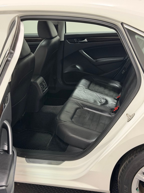 2015 Volkswagen Passat Image 9