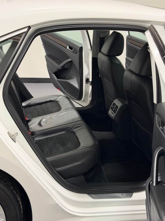 2015 Volkswagen Passat Image 10