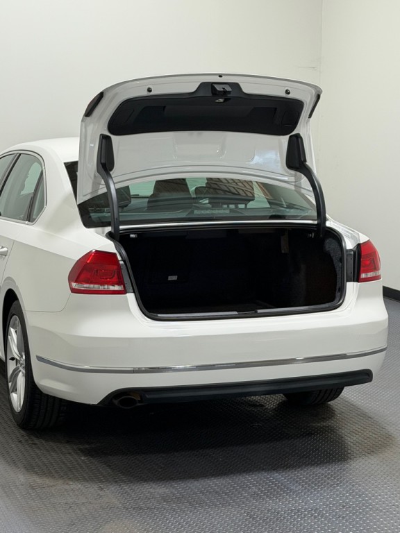 2015 Volkswagen Passat Image 12