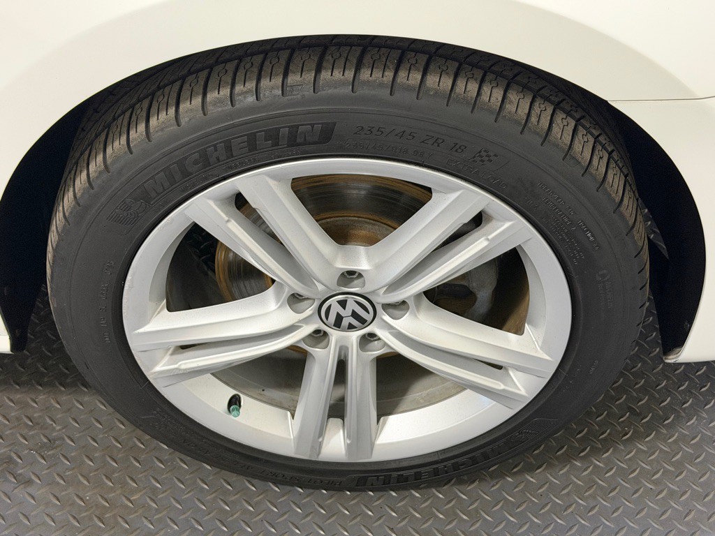 2015 Volkswagen Passat Image 18