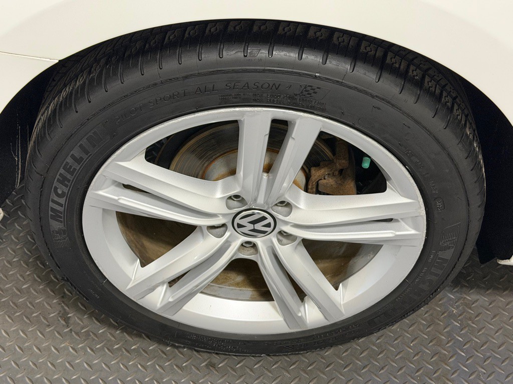 2015 Volkswagen Passat Image 19