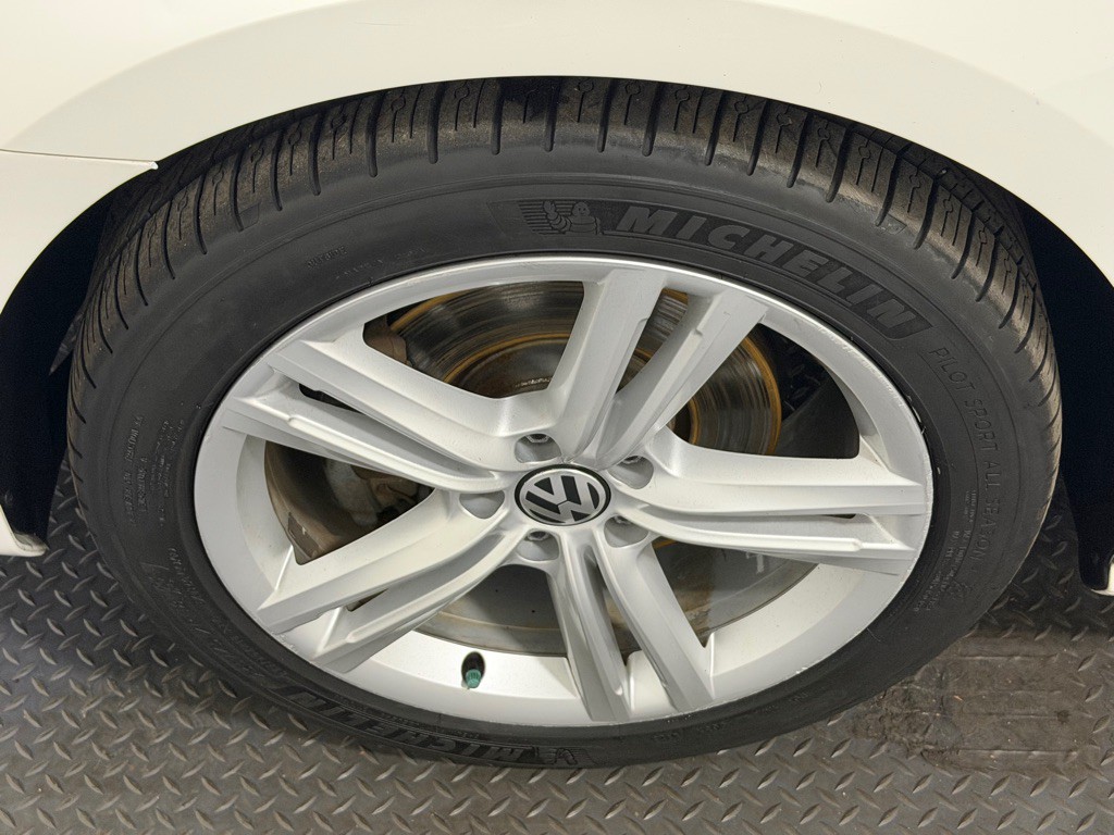 2015 Volkswagen Passat Image 21