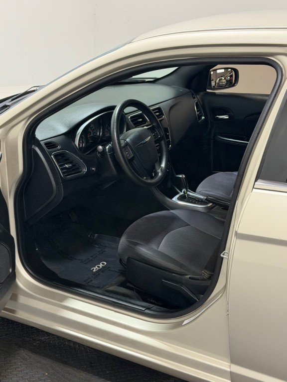 2014 Chrysler 200 Image 8