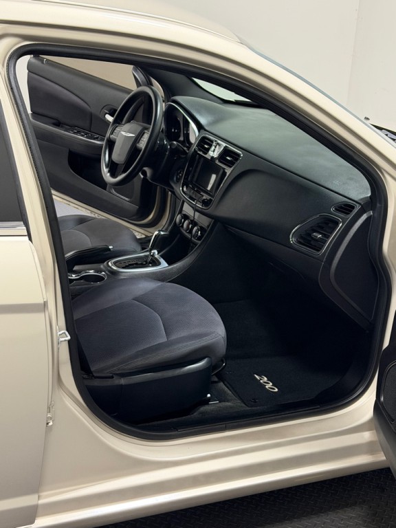2014 Chrysler 200 Image 11