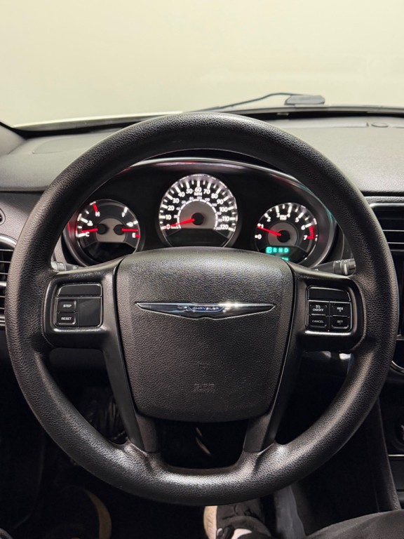 2014 Chrysler 200 Image 15