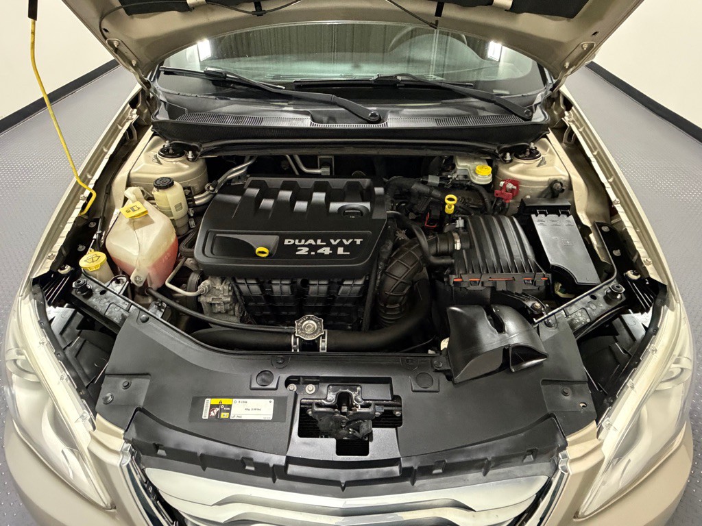 2014 Chrysler 200 Image 16