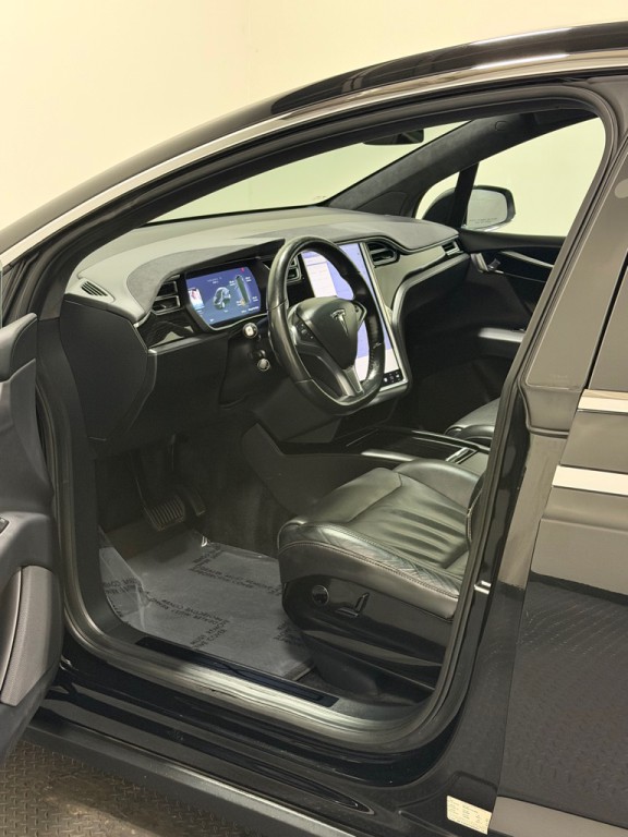 2016 Tesla Model X Image 8