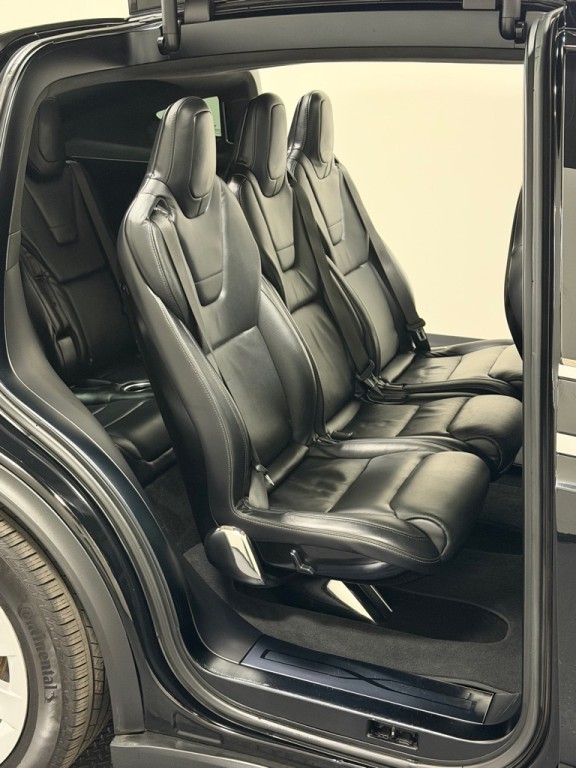 2016 Tesla Model X Image 11