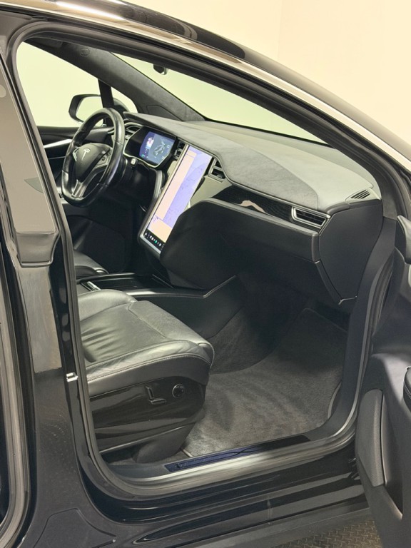 2016 Tesla Model X Image 12