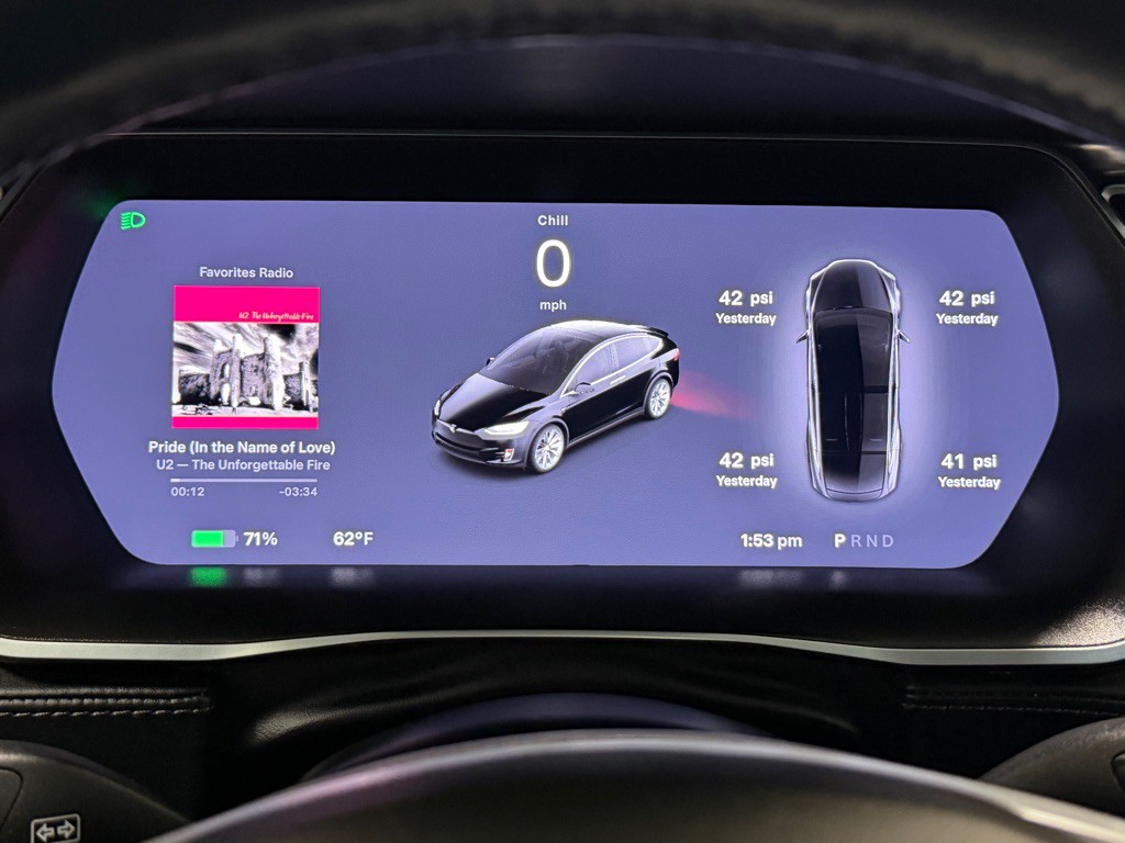 2016 Tesla Model X Image 16