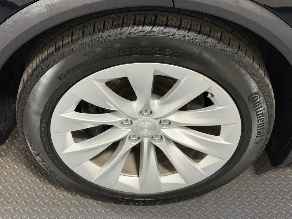 2016 Tesla Model X Image 21