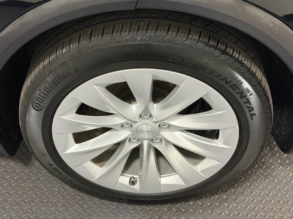 2016 Tesla Model X Image 22