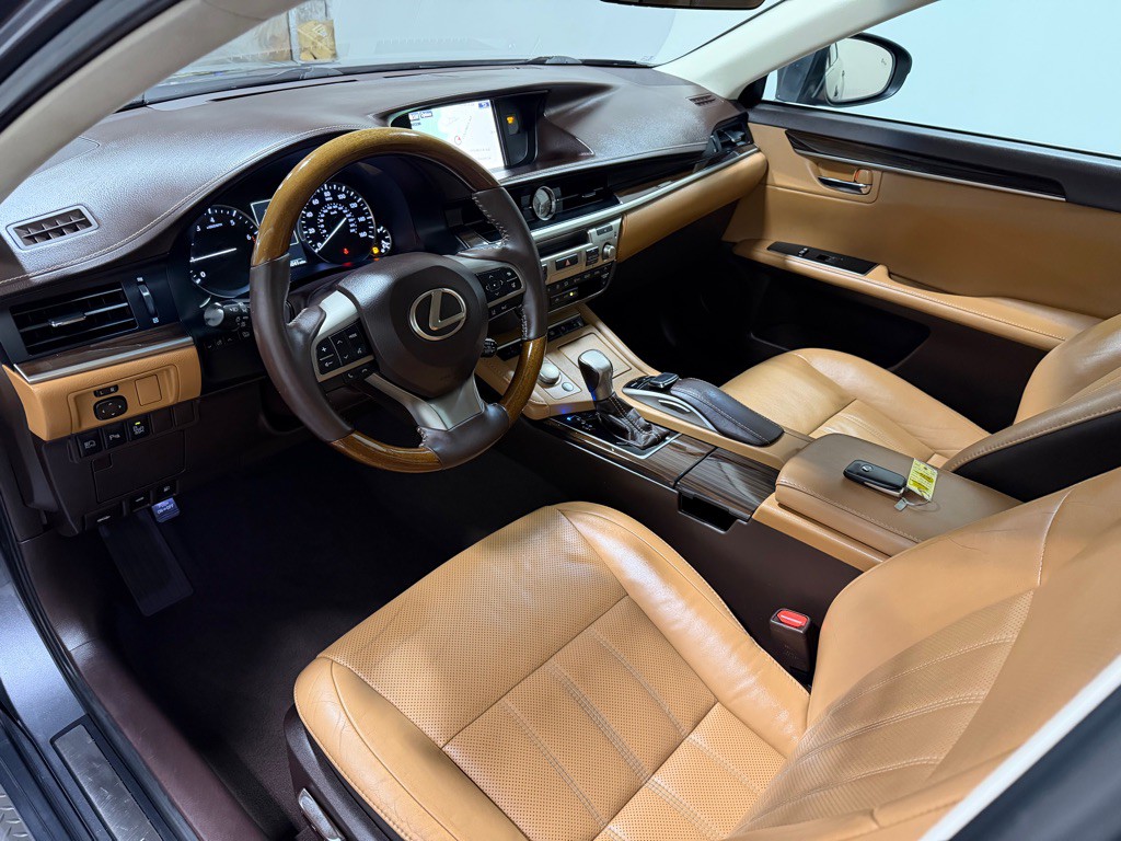 2016 Lexus ES Image 5