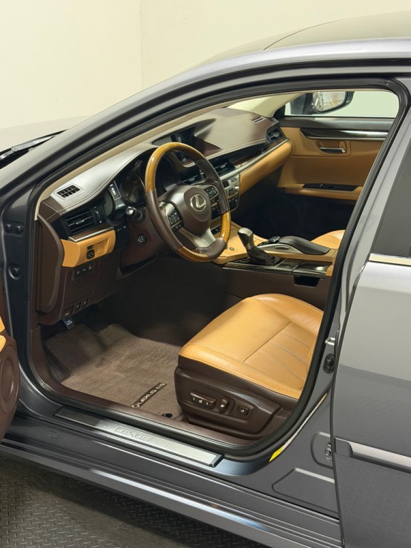 2016 Lexus ES Image 9