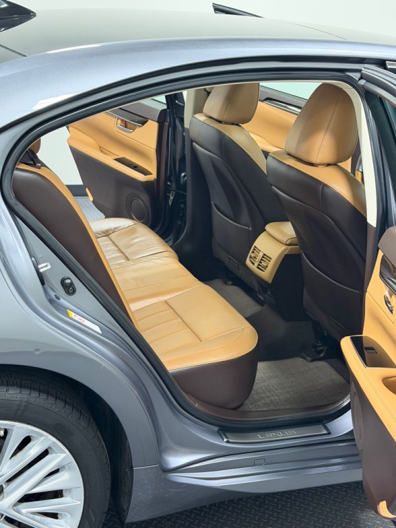 2016 Lexus ES Image 11