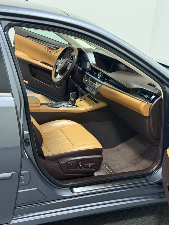 2016 Lexus ES Image 12