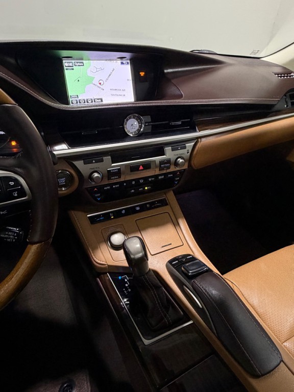 2016 Lexus ES Image 14